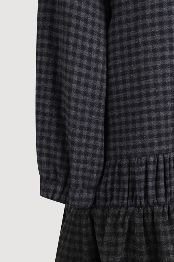 **[Atelier] 컬러드 체크 미니 드레스**는 울 50% 함유된 두꺼운 소재로 제작되어 가을, 겨울에 따뜻하게 착용할 수 있는 여성용 원피스입니다. 클래식하고 유니크한 무드의 멀티 컬러 체크 패턴이 돋보이며, A라인 핏과 미니 기장으로 걸리시한 스타일을 연출합니다. 뒤 중심 지퍼와 아틀리에 자수 장식, 가죽 슬라이더 디테일이 돋보이며, 데이트룩, 모임룩, 겨울 데일리룩 등 다양한 TPO에 활용 가능합니다. 필링(보풀)에 주의하여 관리하면 오랫동안 클래식하고 미니멀한 스타일을 즐길 수 있습니다.
