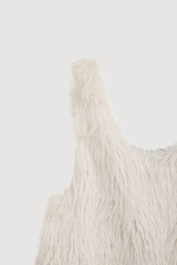 [Atelier] 페이크 퍼 미니 드레스 (ivory)는 여성용으로, 가을과 겨울에 따뜻하고 포근하게 입을 수 있는 캐주얼하고 유니크한 스타일의 원피스입니다. 톤 다운된 아이보리 컬러의 페이크 퍼 소재로 제작되어 부드러운 촉감을 선사하며, A라인 핏과 미니 기장으로 사랑스러운 실루엣을 연출합니다. 라운드넥 디자인에 앞 포켓 아틀리에 자수 장식과 뒷판 아틀리에 로고 테이프 리본, 레이스 디테일이 더해져 고급스러움을 더합니다. 기본 티셔츠와 함께 매치하여 겨울 데일리룩, 데이트룩, 모임룩 등 다양한 TPO에 맞춰 캐주얼, 클래식, 미니멀한 스타일을 연출해보세요.
