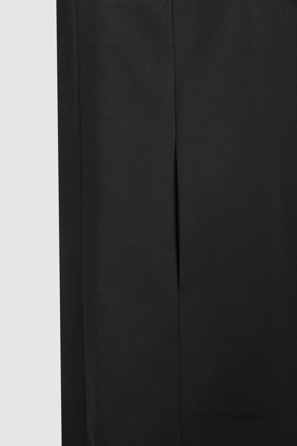 [Atelier] 리본 포인트 미니 드레스 (black)는 여성 고객을 위한 클래식 스타일의 미니 원피스입니다. 울 블렌디드 소재로 제작되어 사계절 내내 착용 가능하며, 슬림핏 일자핏으로 떨어지는 라인이 특징입니다. 블랙 컬러의 무지 디자인에 라운드넥과 민소매 디자인이 시크한 분위기를 연출합니다. 리본 장식과 옆 라인 셔링 디테일이 여성스러움을 더하며, 옆 지퍼로 편안하게 착용할 수 있습니다. 데이트룩, 모임룩, 소개팅룩 등 다양한 TPO에 활용 가능한 하이브리드 스마트 캐주얼 스타일의 원피스입니다. 마찰과 올 뜯김에 주의하여 착용하십시오.
