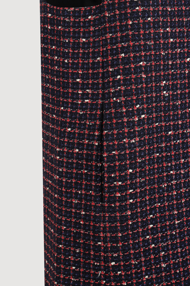 **[Atelier] 리본 포인트 미니 드레스 (navy)**는 가을, 겨울 시즌 엘레강스한 스타일을 연출하는 여성 의류입니다. 울 블렌디드 트위드 소재의 네이비 컬러 체크 패턴으로, 슬림핏 일자핏의 미니 기장 치마 타입입니다. 라운드넥 민소매 디자인이며, 리본 장식과 셔링 디테일, 옆 지퍼로 포인트를 더했습니다. 데이트룩, 모임룩, 연말 모임룩 등 특별한 날, 클래식, 미니멀, 걸리시한 무드로 연출하기 좋습니다. 올뜯김 및 마찰에 주의하여 착용하십시오.
