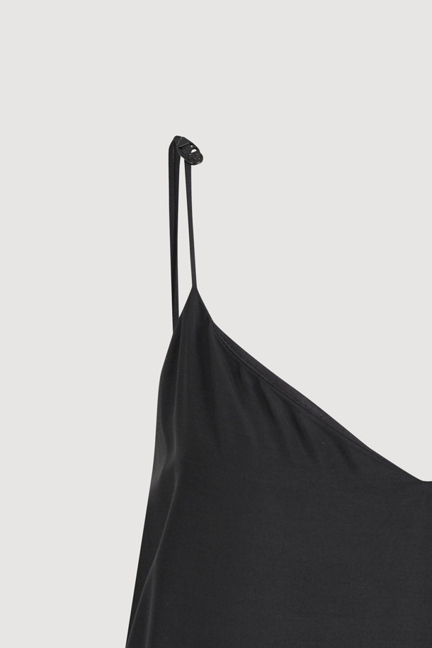 [Atelier] 플리츠 포인트 슬립 드레스 (블랙)는 여성스러운 실루엣을 강조하는 A라인 맥시 원피스입니다. 부드러운 레이온 소재로 제작되어 편안한 착용감을 선사하며, 사계절 내내 활용 가능한 실용적인 아이템입니다. 플리츠 디테일이 유니크한 포인트를 더하고, 비대칭 절개선과 사이드 트임이 세련된 무드를 연출합니다. 스트랩 네크라인과 어깨끈 길이 조절 기능으로 체형에 맞게 핏을 조절할 수 있으며, 아틀리에 레터링 테이프 디테일이 은은한 포인트를 더합니다. 데이트룩, 카페룩, 모임룩 등 다양한 TPO에 클래식하고 미니멀한 스타일을 연출해보세요.
