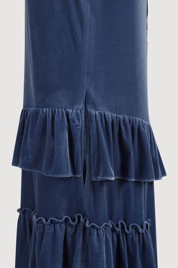 [Atelier] 벨벳 슬립 롱 드레스는 부드러운 벨벳 소재로 제작되어 은은한 광택과 고급스러운 분위기를 자아냅니다. 스퀘어넥과 A라인 실루엣, 루즈핏으로 편안하면서도 우아한 스타일을 연출하며, 민소매 디자인과 얇은 두께감으로 가을, 겨울 시즌 레이어드 룩에도 활용하기 좋습니다. 비대칭 절개선과 프릴 디테일, 사이드 트임이 돋보이며, 어깨끈 길이 조절이 가능하여 체형에 맞게 핏을 조절할 수 있습니다. 데이트룩, 연말 모임룩 등 특별한 날, 클래식하면서도 로맨틱한 무드를 더해줄 아이템입니다. 아틀리에 레터링 테이프로 섬세함을 더했습니다.
