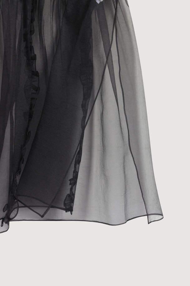 블랙 색상의 Sleeveless Layering Frill Dress (슬리브리스 레이어링 프릴 드레스)입니다. 얇은 두께감의 오간자 소재로 제작되어 봄, 여름 시즌에 시원하게 착용하기 좋습니다. 캐주얼하고 유니크한 무드를 연출하며, 비대칭 셔링 디테일과 레이어드 스타일의 프릴 치마가 특징입니다. 뒤 테이프 장식으로 포인트를 더했으며, 루즈핏으로 편안한 착용감을 선사합니다. 데이트룩, 카페룩, 여행룩 등 다양한 TPO에 맞춰 스타일리시하게 연출할 수 있습니다. 미니멀, 로맨틱, 캐주얼 스타일을 즐겨 입는 여성분들께 추천합니다.
