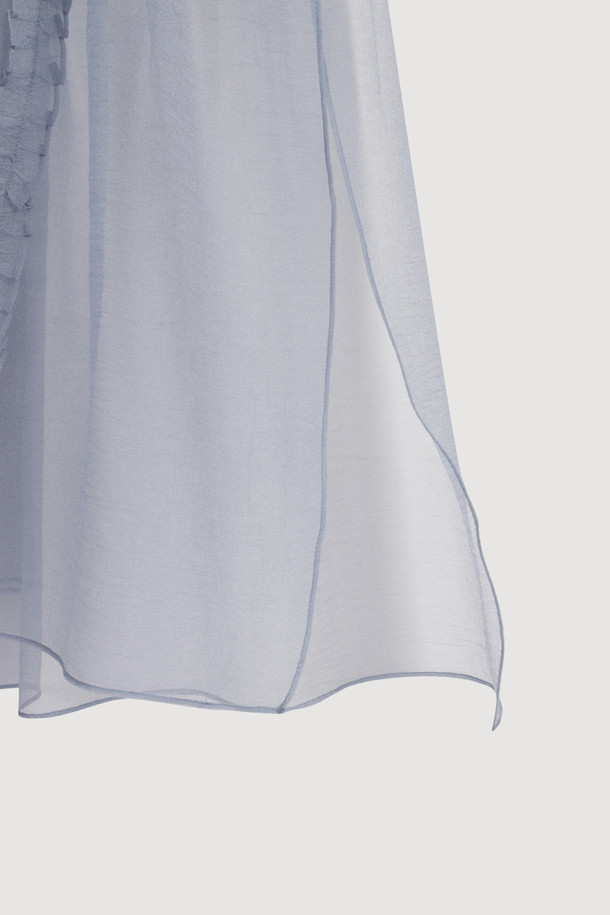 슬리브리스 레이어링 프릴 드레스 (grey)는 오간자 소재의 여성용 민소매 원피스입니다. 비대칭 셔링 디테일과 뒤 테이프 장식이 유니크한 스타일을 연출하며, 얇고 비침이 있는 레이어드 스타일로 시원하게 착용할 수 있습니다. 라운드 넥 디자인에 루즈핏으로 편안함을 더했으며, 봄, 여름 시즌 데이트룩, 카페룩, 여행룩 등 다양한 TPO에 활용하기 좋습니다. 미니멀, 로맨틱, 시크한 무드를 동시에 즐길 수 있는 아이템입니다.
