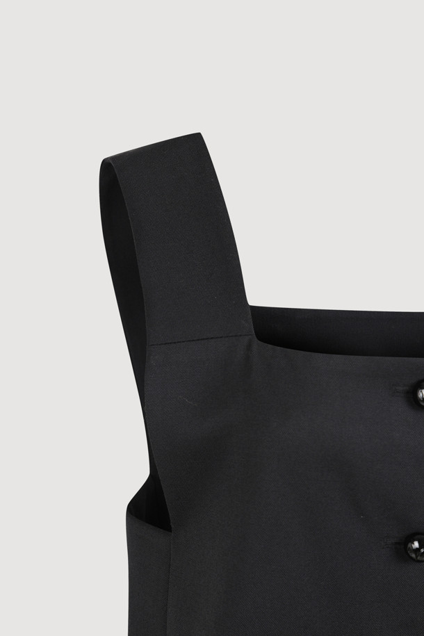 [Atelier] 리본 포인트 점프수트 (블랙)는 가을, 겨울 시즌을 위한 여성 점프수트로, 클래식하면서도 유니크한 스타일을 연출합니다. 부드러운 울 블렌드 소재에 스트레이트 핏으로 편안한 착용감을 선사하며, 스퀘어넥 디자인과 민소매 기장으로 세련된 실루엣을 완성합니다. 앞 중심 버튼 여밈과 허리 리본 매듭, 뒤 포켓 레터링 자수 디테일이 돋보이며, 레이어드하여 다양한 스타일링이 가능합니다. 데이트룩, 모임룩, 겨울 데일리룩 등 다채로운 TPO에 맞춰 클래식, 미니멀, 시크한 무드를 연출해보세요.
