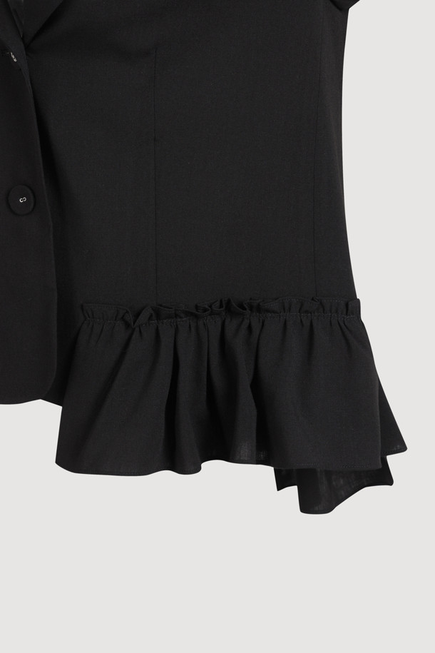 레이온 폴리 프릴 헴 싱글 재킷 (블랙)은 간절기에 적합한 여성용 자켓입니다. 부드러운 레이온과 폴리에스터 혼방 소재로 제작되어 편안한 착용감을 선사하며, 얇은 두께감으로 가볍게 걸치기 좋습니다. 크롭 기장에 프릴 밑단 디테일이 더해져 유니크하고 스타일리시한 분위기를 연출하며, 싱글 버튼 여밈으로 간편하게 착용 가능합니다. 시크, 미니멀, 클래식한 스타일을 즐기는 분들에게 데이트룩, 카페룩, 모임룩 등 다양한 TPO에 활용하기 좋은 아이템입니다.
