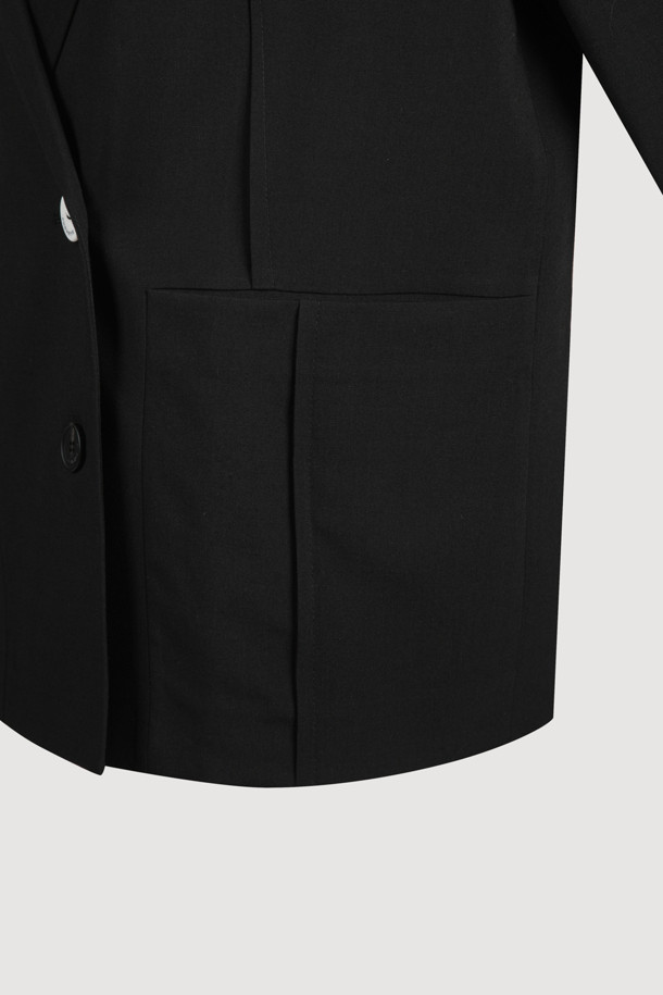 [Re-Order] Pintuck Pocket Single Jacket(black)는 모던하고 클래식한 스타일의 싱글 자켓입니다. TR 소재로 제작되어 얇은 두께감으로 여름에도 시원하게 착용 가능하며, 블랙 컬러에 일자핏으로 어떤 옷에도 잘 어울립니다. 어깨 패드, 빅 아웃포켓, 다트 스티치 디테일, 뒤 중심 슬릿, 제천 벨트, LUCKY 로고 패턴 안감 등 섬세한 디테일이 돋보이는 제품입니다.
