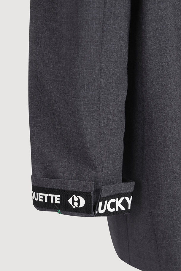 멜란지 그레이 컬러의 [Re-Order] Pintuck Pocket Single Jacket입니다. TR 소재로 제작되어 얇은 두께감을 자랑하며, 일상에서 모던하고 클래식한 스타일을 연출하기 좋습니다. 어깨 패드, 빅 아웃 포켓, 다트 스티치 디테일, 뒤 중심 슬릿, 제천 벨트, LUCKY 로고 패턴 안감 등의 특징을 갖춘 싱글 자켓입니다.
