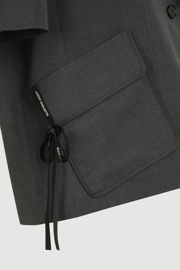 [Re-Order] Poly Single Half Sleeve Jacket (melange grey)는 린넨 소재로 고급스러운 촉감을 선사하며, 멜란지 그레이 컬러가 세련된 느낌을 더하는 여성 자켓입니다. 봄, 여름 시즌에 어울리는 스탠다드핏의 반소매 자켓으로, 일상과 세미포멀 스타일 모두 소화 가능하며, 클래식하면서도 유니크한 무드를 연출합니다. 빅 사이즈 아웃포켓과 테이프 디테일이 특징이며, 원피스 또는 스커트와 매치하면 더욱 멋스럽게 연출할 수 있습니다.
