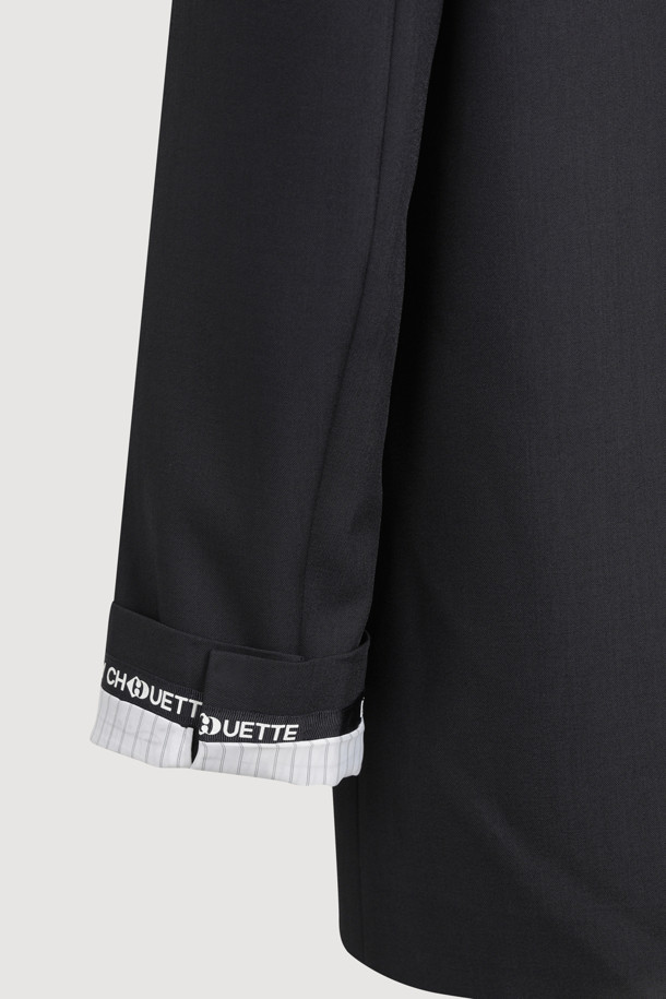 리본 디테일 폴리 싱글 재킷 (Ribbon Detail Poly Single Jacket, 블랙)은 클래식과 캐주얼 무드를 동시에 연출하는 여성 자켓입니다. 두껍고 뻣뻣한 폴리에스테르 소재로 제작되어 봄, 가을에 착용하기 좋으며, 중힙 기장의 박시 핏으로 편안한 착용감을 선사합니다. 싱글 버튼 여밈 방식에 리본 디테일 포켓이 더해져 포인트를 더하고, 안감에는 럭키 (LUCKY) 로고 패턴이, 소매 안감에는 스트라이프 패턴이 적용되어 있습니다. 소매는 레터링 테이프로 턴업하여 다양한 스타일을 연출할 수 있으며, 출근룩, 오피스룩, 모임룩 등 TPO에 맞춰 미니멀하고 세련된 스타일을 완성해보세요.
