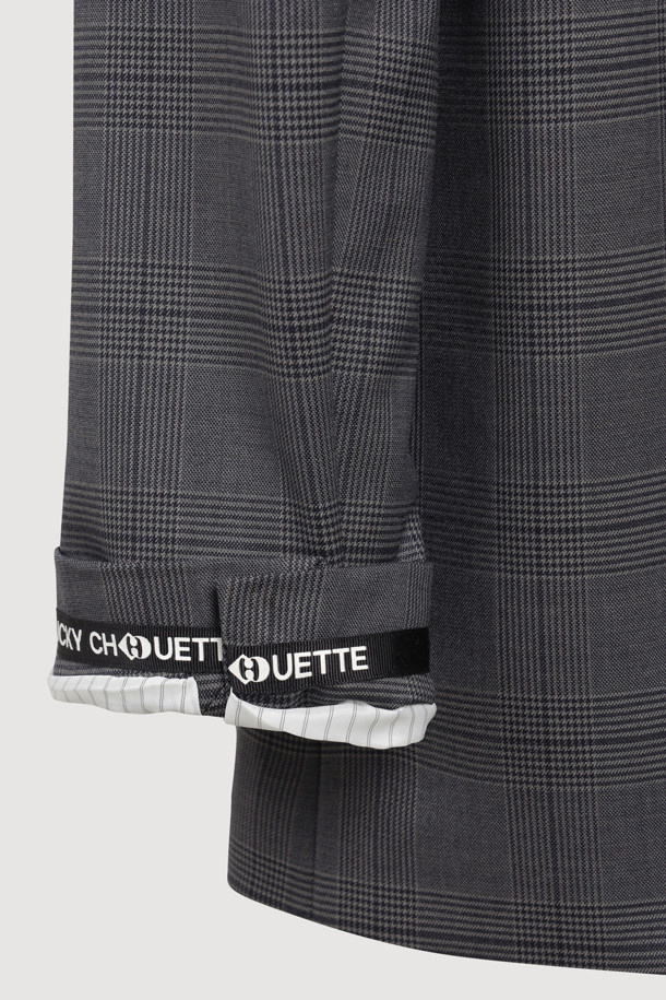 리본 디테일 체크 싱글 재킷 (다크 그레이)은 가을, 겨울 시즌에 어울리는 여성용 아우터입니다. 클래식과 캐주얼 스타일을 모두 소화할 수 있으며, 출근룩, 겨울 데일리룩, 모임룩 등 다양한 TPO에 적합합니다. 울 소재로 제작되어 두꺼운 두께감을 자랑하며, 체크 패턴이 돋보이는 박시핏 싱글 버튼 재킷입니다. 행운을 뜻하는 LUCKY 로고 패턴 안감과 스트라이프 소매 안감, 레터링 테이프 턴업 디테일이 더해져 포인트를 더합니다. 다크 그레이 컬러로 어떤 옷에도 쉽게 매치하여 미니멀한 스타일을 연출할 수 있습니다.
