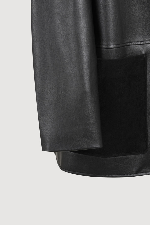 페이크 레더 싱글 재킷 (블랙)은 여성용으로, 봄, 가을에 착용하기 좋은 테일러드 스타일의 재킷입니다. 부드러운 촉감의 인조 가죽과 스웨이드 소재를 사용하여 클래식하면서도 캐주얼한 분위기를 연출합니다. 블랙 컬러의 무지 디자인에 레귤러 기장, 싱글 버튼 여밈 방식으로 제작되었으며, 스트레이트 핏으로 떨어지는 실루엣이 특징입니다. 내부 안감과 가슴 및 아웃 포켓, 로고 와펜 등의 디테일이 더해져 데이트룩, 모임룩, 미니멀룩 등 다양한 스타일에 활용하기 좋습니다.
