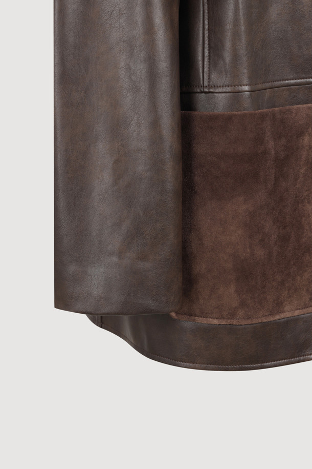 페이크 레더 싱글 재킷(브라운)은 가을, 겨울에 어울리는 여성용 자켓입니다. 부드러운 촉감의 인조 가죽과 스웨이드 소재로 제작되었으며, 두꺼운 두께감으로 따뜻함을 더했습니다. 클래식과 캐주얼 스타일을 모두 소화할 수 있으며, 무지 패턴에 스트레이트 핏으로 어떤 옷에도 잘 어울립니다. 테일러드 코트 타입에 싱글 버튼 여밈 방식으로, 가슴 포켓, 아웃 포켓, 로고 패턴 안감, 로고 와펜 디테일이 돋보입니다. 데이트룩, 가을 나들이룩, 겨울 데일리룩에 활용하기 좋습니다.
