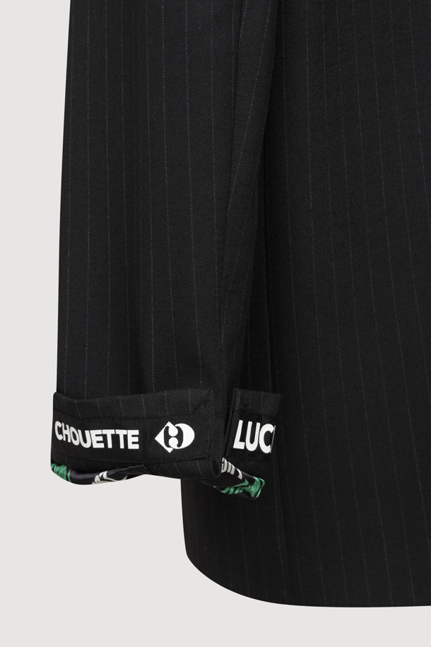 [Re-Order] 데님 패치 믹스 재킷 (블랙)은 데이트룩, 모임룩에 어울리는 모던, 캐주얼, 클래식 스타일의 자켓입니다. 봄, 가을에 착용하기 좋으며, 데님과 울 소재의 믹스매치로 제작되었습니다. 슬림핏과 일자핏 두 가지로 출시되어, 개인의 취향에 따라 선택할 수 있습니다. 블랙 컬러에 패치워크와 스트라이프 패턴이 돋보이며, 스티치 디테일과 LUCKY 로고 안감, 켄톤 버튼으로 포인트를 더했습니다. 레귤러 기장의 긴소매 자켓으로 다양한 스타일 연출에 활용하기 좋습니다.
