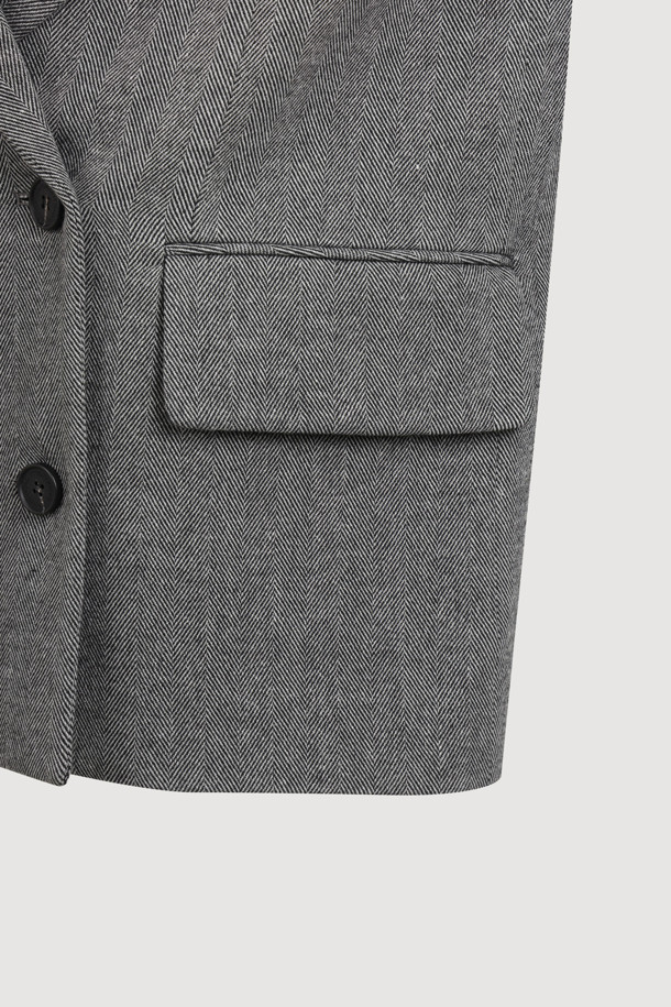 헤링본 더블 재킷 (grey)는 여성스러운 라인을 살려주는 일자핏의 클래식한 더블 코트 타입 재킷입니다. 가을, 겨울 시즌에 적합하며, 울 소재로 제작되어 두꺼운 두께감을 자랑합니다. 그레이 컬러의 헤링본 패턴이 세련된 분위기를 더하며, 어깨 패드와 엠블럼 포인트 단추 디테일로 고급스러움을 강조했습니다. 안감은 LUCKY 로고 패턴으로 디자인되어 있으며, 오피스룩, 출근룩, 모임룩 등 다양한 TPO에 활용하기 좋습니다. 미니멀, 시크한 스타일을 선호하는 여성에게 추천합니다.
