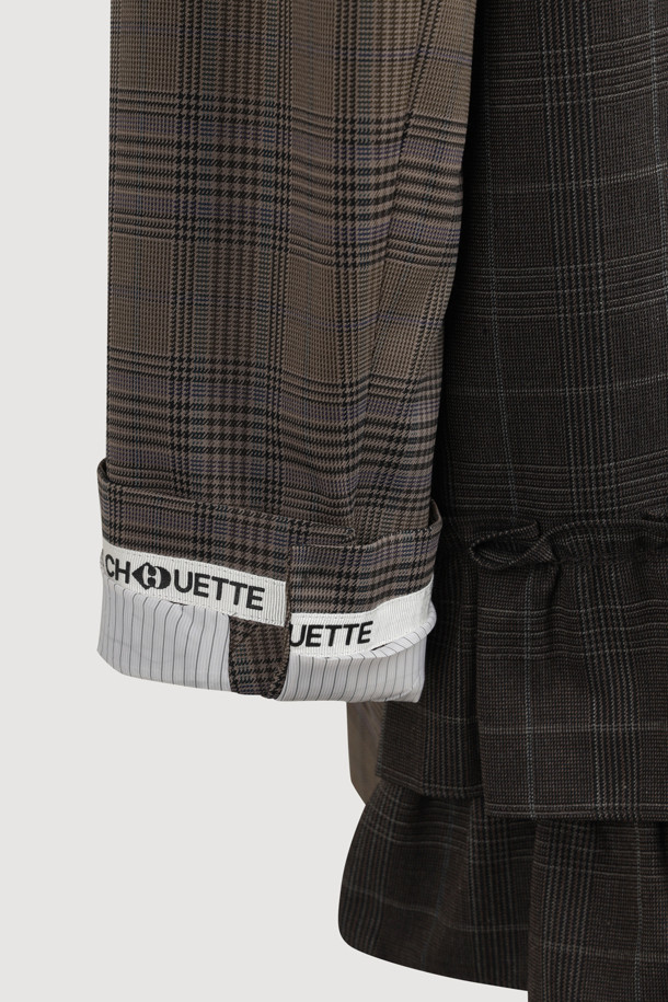 프릴 디테일 체크 싱글 재킷은 브라운과 그레이 컬러의 울블렌드 및 소모 소재로 제작된 여성용 싱글 재킷입니다. 봄, 가을에 착용하기 좋으며, 클래식하고 유니크한 스타일을 연출합니다. 박시핏 크롭 기장으로 세련된 실루엣을 선사하며, 테일러드 코트 타입에 싱글 버튼 여밈 방식입니다. 오피스룩, 모임룩, 데이트룩에 제격이며, 미니멀, 시크한 스타일을 즐기는 분들께 추천합니다.
