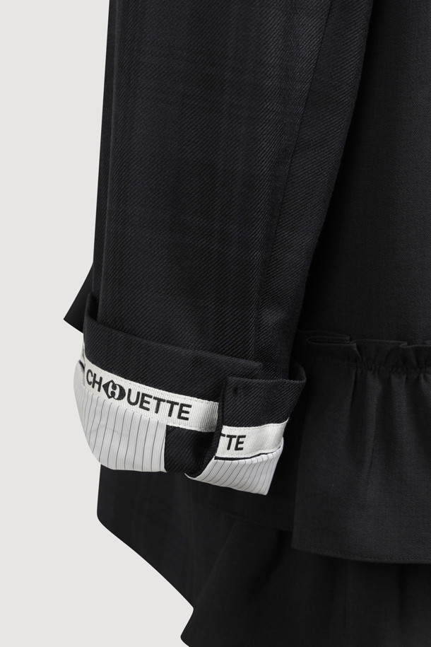 프릴 디테일 체크 싱글 재킷은 가을, 겨울 시즌 여성 고객을 위한 아우터입니다. 톤 다운된 다크 그레이 컬러의 울 소재로 제작되어, 클래식하면서도 유니크한 스타일을 연출합니다. 테일러드 코트 타입에 싱글 버튼 여밈으로 깔끔함을 더했으며, 박시한 핏과 긴 소매 기장으로 편안한 착용감을 선사합니다. 체크 패턴과 프릴 디테일이 믹스앤매치된 디자인으로 오피스룩, 모임룩, 겨울 데일리룩 등 다양한 TPO에 활용 가능하며, 미니멀, 시크한 스타일을 선호하는 분들께 추천합니다.
