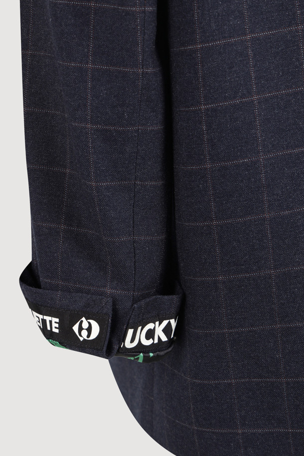 체크 믹스 테일러드 재킷 (브라운)은 시크하고 클래식한 스타일을 연출하는 테일러드 재킷입니다. 브라운 컬러와 윈도우 체크 패턴이 특징이며, 일상, 오피스룩, 비즈니스 캐주얼, 모임룩 등 다양한 TPO에 활용하기 좋습니다. 싱글 버튼 여밈과 일자핏으로 깔끔한 실루엣을 제공하며, 긴 소매 기장과 언발란스 믹스 단추, 가슴 포켓 디테일이 돋보입니다. 안감에는 럭키 로고 패턴이 적용되어 유니크함을 더했습니다.
