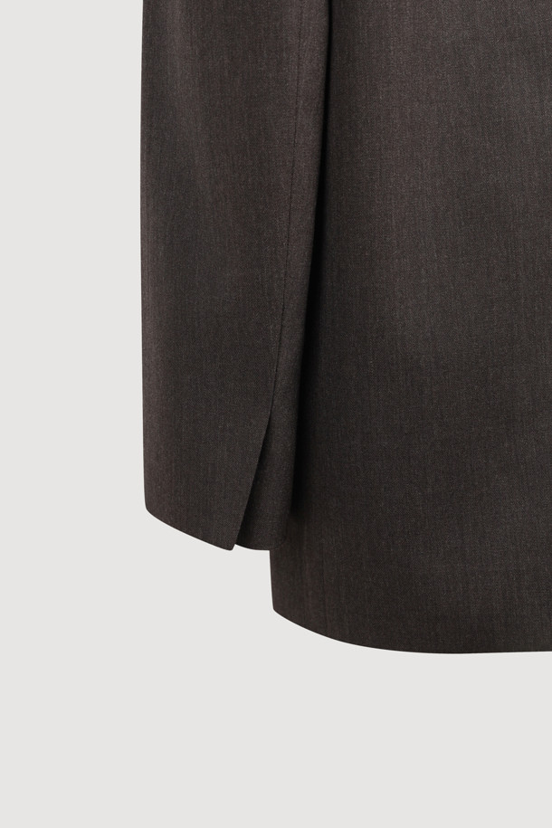 브라운 컬러의 스웨이드 포켓 체크 싱글 재킷입니다. 울과 스웨이드 소재의 조화로 가을, 겨울 시즌에 따뜻하고 포근하게 착용할 수 있습니다. 슬림핏에 크롭 기장으로, 모던하고 클래식한 스타일을 연출하며 오피스룩, 출근룩, 모임룩에 적합합니다. 체크 패턴과 스웨이드 포켓 디테일이 돋보이며, LUCKY 로고 패턴 안감과 소뿔 단추로 고급스러움을 더했습니다. 싱글 버튼 여밈 방식의 두꺼운 두께감으로 시크하고 미니멀한 스타일을 완성할 수 있습니다.
