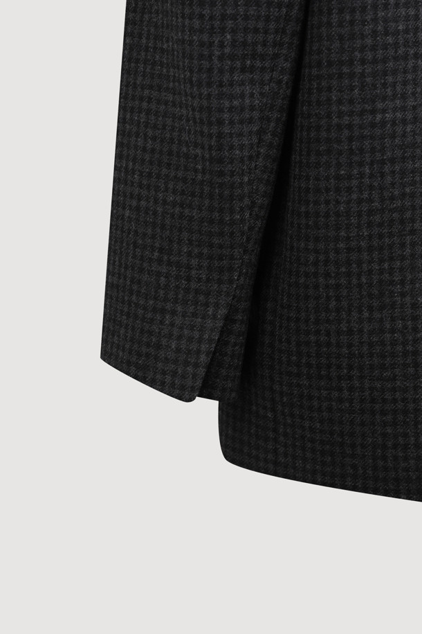 세련된 분위기를 연출하는 스웨이드 포켓 체크 싱글 재킷 (grey)입니다. 여성 고객을 위해 디자인되었으며, 가을과 겨울에 따뜻하게 착용할 수 있습니다. 모던하고 클래식한 스타일을 동시에 만족시키는 체크 패턴과 슬림핏 디자인이 특징입니다. 부드러운 스웨이드와 울 소재, 소뿔 단추, 럭키 로고 안감 디테일로 고급스러움을 더했습니다. 오피스룩, 출근룩, 모임룩 등 다양한 TPO에 활용 가능하며, 클래식, 미니멀, 시크한 스타일을 연출하기 좋습니다.
