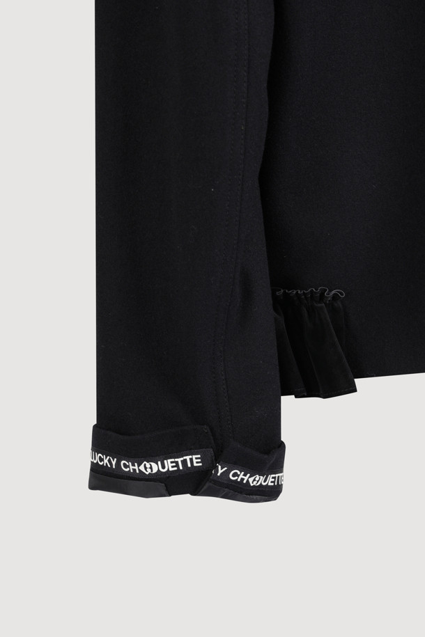 세련된 무드의 라운드 넥 트위드 재킷 (블랙)을 소개합니다. 울과 캐시미어 혼방 소재로 제작되어 부드러운 촉감과 뛰어난 보온성을 자랑하며, 가을과 겨울 시즌에 제격입니다. 클래식하고 엘레강스한 무드를 더하는 체크 패턴과 싱글 버튼 여밈, 루즈핏 디자인이 특징입니다. 금속 단추와 프릴 디테일로 포인트를 주었으며, 럭키 로고 패턴 안감으로 고급스러움을 더했습니다. 오피스룩, 모임룩, 소개팅룩 등 다양한 TPO에 활용 가능하며, 클래식, 미니멀, 시크한 스타일을 연출하기 좋습니다.
