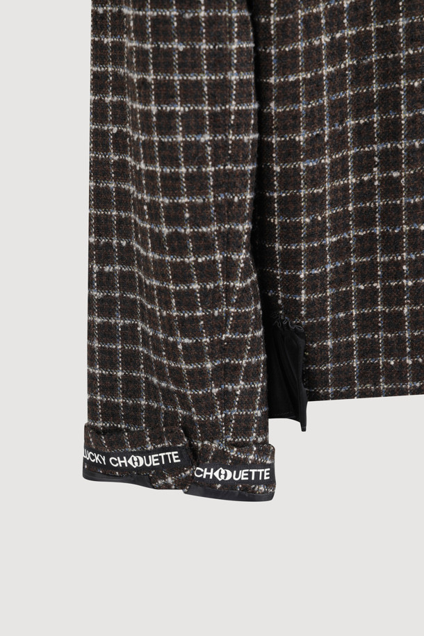 세련된 분위기를 연출하는 라운드넥 트위드 재킷 (멀티 컬러)입니다. 울과 캐시미어 혼방 소재로 제작되어 부드러운 촉감과 두꺼운 두께감으로 따뜻함을 선사합니다. 클래식하고 엘레강스한 무드를 자아내는 체크 패턴과 금속 단추, 프릴 디테일, 비대칭 디자인이 돋보입니다. 넉넉한 루즈핏으로 편안하게 착용 가능하며, LUCKY 로고 패턴 안감이 고급스러움을 더합니다. 봄, 가을 시즌 모임룩, 데이트룩, 오피스룩 등 다양한 TPO에 활용하여 시크하고 미니멀한 스타일을 완성해보세요.
