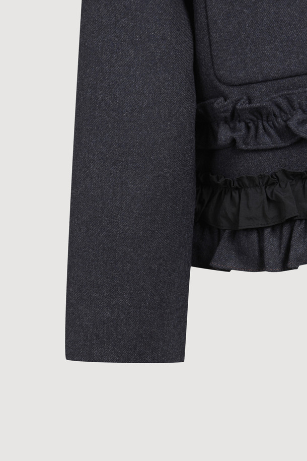 네이비 색상의 No Collar 크롭 더블 재킷입니다. 여성 의류로, 캐주얼, 미니멀, 클래식 스타일을 연출하기 좋습니다. 데이트룩에 잘 어울리며, 봄, 가을에 착용하기 적합합니다. 데님 포켓 디테일과 밑단 프릴 장식이 돋보이며, LUCK 로고 패턴 안감으로 포인트를 더했습니다. 일자핏의 크롭 기장으로, 트렌디한 스타일을 완성해보세요.
