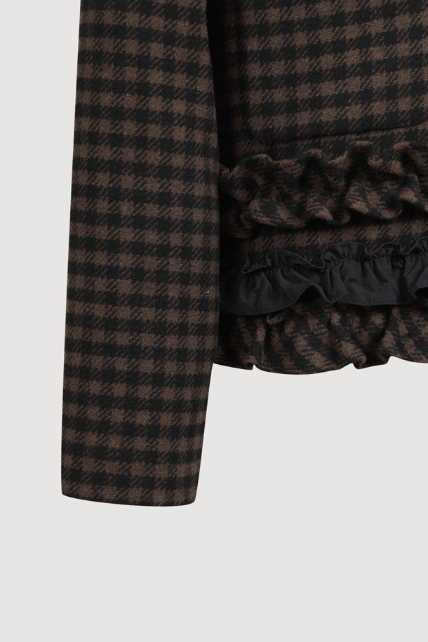 No Collar Crop Double 재킷 (멀티 컬러)는 여성스러운 캐주얼룩을 완성하는 크롭 기장의 데님 자켓입니다. 데이트룩, 모임룩 등 다양한 TPO에 활용 가능하며, 캐주얼과 클래식 스타일을 모두 아우릅니다. 체크 패턴에 데님 포켓 디테일과 밑단 프릴 장식이 여성스러운 무드를 더하고, 일자핏으로 편안하게 착용할 수 있습니다. 안감은 LUCKY 로고 패턴으로 포인트를 주어 소장 가치를 높였습니다. 봄, 가을 시즌에 활용하기 좋은 긴소매 디자인의 멀티 컬러 자켓입니다.
