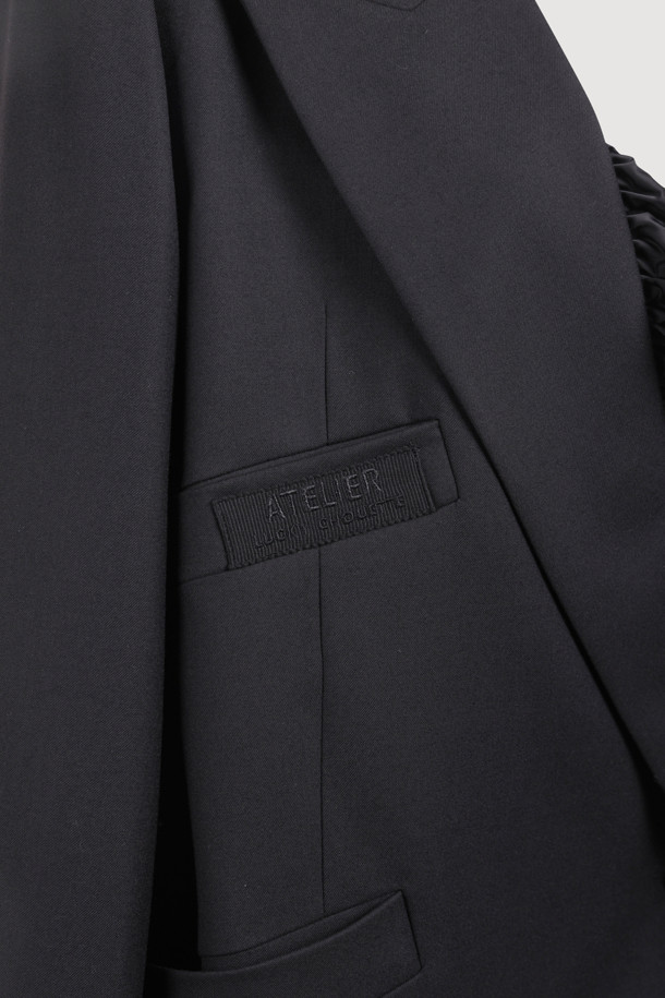 [Re-Order][아뜰리에] 프릴 디테일 테일러드 재킷 (블랙)은 가을과 겨울, 오피스룩, 출근룩, 모임룩에 어울리는 여성용 테일러드 재킷입니다. 클래식하고 엘레강스한 스타일을 연출하며, 세미 Y실루엣 핏과 힙 기장으로 세련된 핏을 선사합니다. 울 소재의 두꺼운 두께감과 단단한 촉감으로 고급스러움을 더했으며, 빅 사이즈 카라와 프릴 디테일, 아틀리에 자수, ATELIER 로고 패턴 안감 등 섬세한 디자인이 돋보입니다. 긴 소매와 어깨 패드, 셔링 디테일, 스트라이프 소매 안감으로 완성도를 높인 블랙 컬러의 무지 재킷입니다.
