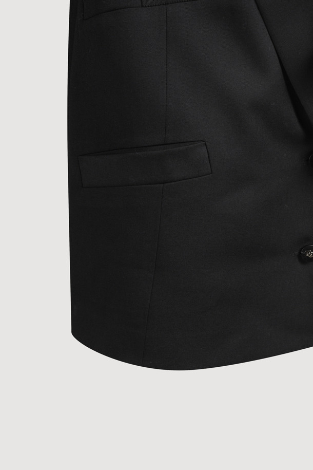 [Re-Order][아틀리에] 프릴 디테일 테일러드 재킷 (블랙)은 가을과 겨울, 오피스룩, 모임룩, 소개팅룩에 어울리는 여성용 테일러드 재킷입니다. 클래식하고 엘레강스한 스타일을 연출하며, 세미 Y 실루엣으로 떨어지는 핏이 특징입니다. 울 소재의 두꺼운 블랙 컬러의 재킷으로, 빅 사이즈 카라와 프릴 디테일, 셔링 디테일, 아틀리에 자수가 고급스러움을 더합니다. 싱글 버튼 여밈 방식과 어깨 패드가 세련된 룩을 완성하며, 스트라이프 및 로고 패턴 안감이 은은한 포인트를 줍니다.
