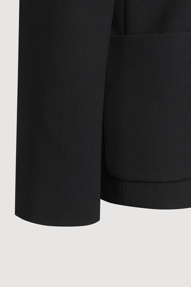 [Atelier] 라운드넥 프릴 트위드 재킷 (블랙)은 가을과 겨울, 당신의 우아함을 돋보이게 해 줄 여성용 아우터입니다. 클래식하고 우아한 스타일을 강조하며, H라인 핏과 톤온톤 블랙 컬러로 시크한 매력을 더합니다. 울 소재에 두꺼운 두께감으로 따뜻함을 선사하며, 라운드넥과 프릴 디테일이 여성스러운 포인트를 더합니다. 어깨 패드, 셔링 디테일, 비대칭 포켓, 로고 패턴 안감, 스트라이프 소매 안감 등 섬세한 디테일이 돋보이는 이 재킷은 오피스룩, 모임룩, 연말 모임룩까지 폭넓게 활용 가능합니다.
