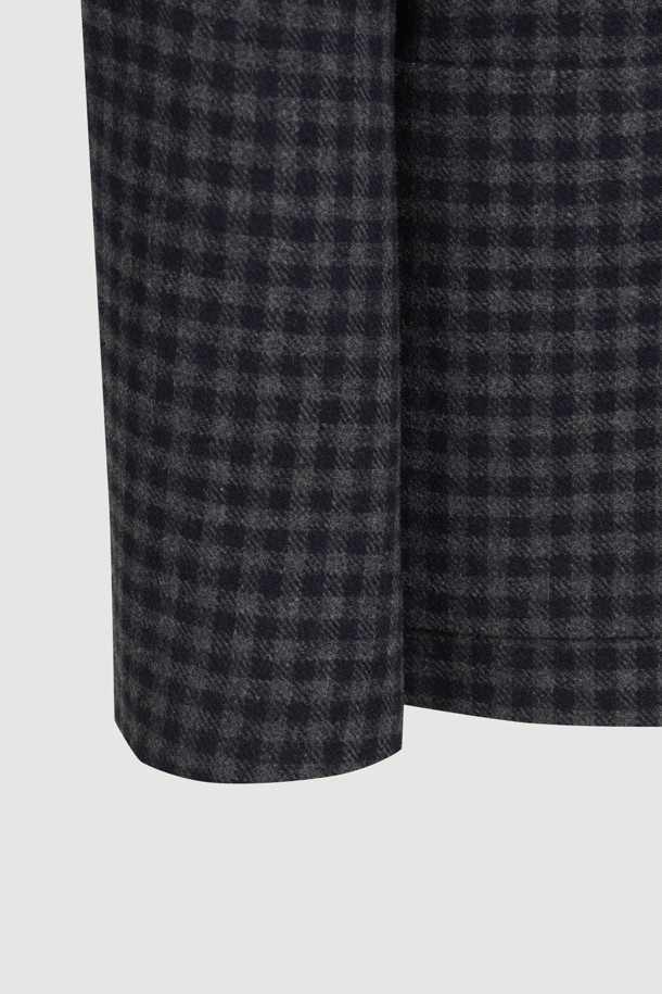 [Atelier] 라운드 넥 프릴 트위드 재킷 (멀티 컬러)은 클래식하면서도 유니크한 매력을 선사하는 여성용 아우터입니다. 가을, 겨울 시즌에 어울리는 두꺼운 울 소재로 제작되어 따뜻함을 더하며, 중힙 기장의 H라인 핏으로 세련된 실루엣을 연출합니다. 멀티 컬러 체크 패턴에 프릴 디테일, 셔링 디테일, 비대칭 포켓, 로고 패턴 안감, 스트라이프 소매 안감 등 섬세한 디자인 요소가 돋보입니다. 라운드 넥 디자인과 버튼 여밈 방식으로 편안하게 착용할 수 있으며, 데이트룩, 모임룩, 겨울 데일리룩 등 다양한 TPO에 맞춰 클래식, 미니멀, 시크한 스타일을 완성해보세요.
