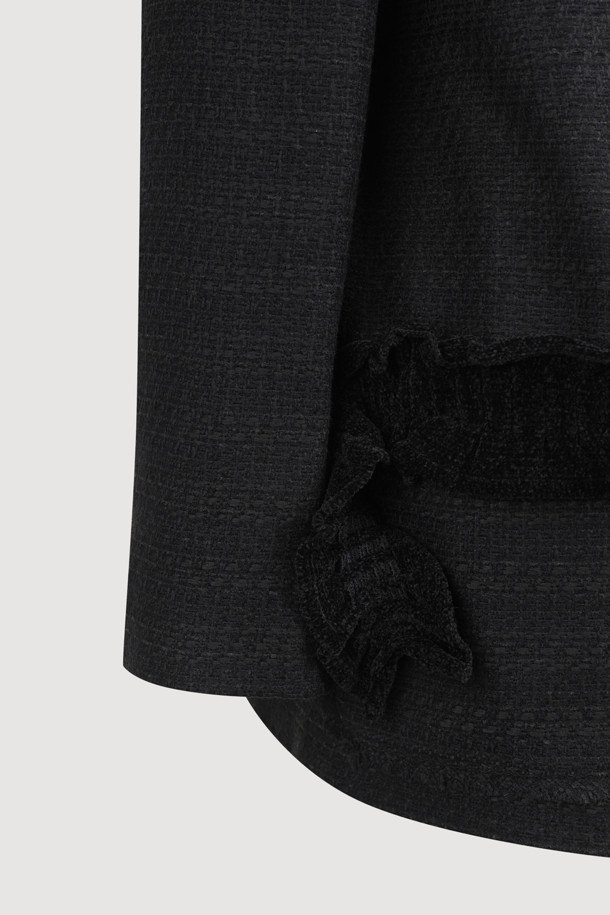 [Atelier] 세일러 트위드 재킷 (블랙)은 클래식과 유니크 스타일을 동시에 느낄 수 있는 여성용 아우터입니다. 봄, 가을에 어울리는 중간 두께감의 트위드 소재로 제작되었으며, 세일러 카라 디자인과 블랙 컬러가 시크한 분위기를 연출합니다. 힙 기장의 레귤러핏 싱글 버튼 자켓으로, 니트 프릴 디테일과 포켓 수술 장식이 돋보입니다. [Atelier] 로고 패턴 안감과 금속 로고 버튼이 고급스러움을 더하며, 데이트룩, 오피스룩, 모임룩 등 다양한 TPO에 활용하기 좋습니다.
