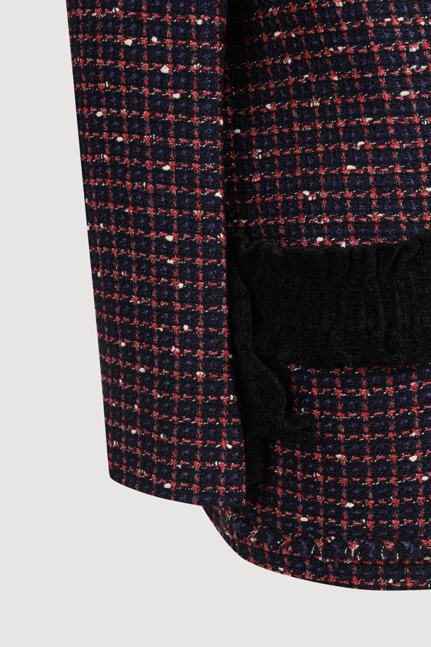 [Atelier] 세일러 트위드 재킷 (네이비)는 여성스러운 무드를 자아내는 트위드 재킷입니다. 세일러 카라와 니트 프릴 디테일이 돋보이며, 힙 기장의 레귤러 핏으로 제작되었습니다. 네이비 컬러의 트위드 소재는 클래식하면서도 유니크한 스타일을 연출하며, 싱글 버튼 여밈과 금속 로고 버튼으로 고급스러움을 더했습니다. 안감은 ATELIER 로고 패턴으로 마감되었으며, 포켓 수술 장식이 포인트입니다. 데이트룩, 오피스룩, 모임룩에 모두 잘 어울리는 아이템입니다.
