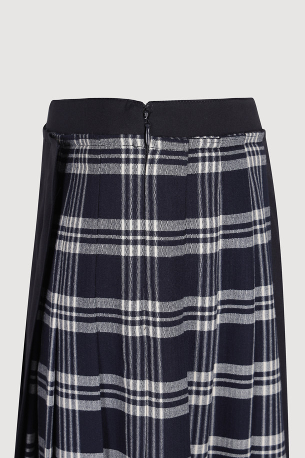 머테리얼 믹스 플리츠 롱 스커트 (멀티 컬러)는 체크와 솔리드 패턴을 믹스하여 캐주얼하면서도 세련된 스타일을 연출합니다. 블랙과 네이비 두 가지 색상으로 출시되어 다양한 상의와 매치하기 용이하며, 겨울철 데일리룩에 활용하기 좋습니다. 옆 지퍼 여밈과 앞 슬릿 디테일이 편안한 착용감과 활동성을 제공합니다. 플리츠 핏의 롱 스커트로 클래식하고 미니멀한 무드를 더해줍니다.
