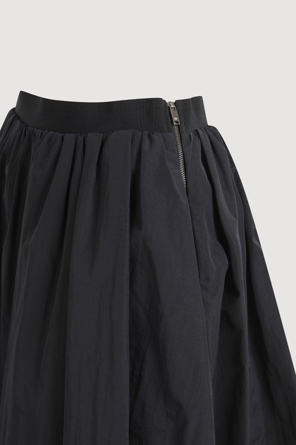 솔리드 밴딩 미디 스커트 (블랙)는 캐주얼하면서도 유니크한 스타일을 연출하는 여성 미디 스커트입니다. 허리 밴딩과 옆 라인 지퍼 디테일로 편안한 착용감을 선사하며, 턱 셔링과 밑단 러플 디자인이 더해져 볼륨감 있는 A라인 핏을 완성합니다. 사계절 내내 활용 가능하며, 동네 마실룩이나 카페룩 등 다양한 TPO에 잘 어울립니다. 캐주얼, 미니멀, 클래식 스타일을 선호하는 분들께 추천합니다. 나일론과 폴리에스터 혼방 소재로 제작되어 부드러운 촉감을 느낄 수 있습니다.
