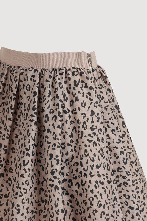 레오파드 밴딩 미디 스커트(브라운)는 여성스러운 룩을 연출하는 데 최적의 아이템입니다. 브라운 컬러의 레오파드 패턴이 유니크한 무드를 더하며, A라인 핏으로 다리가 더욱 슬림해 보이는 효과를 줍니다. 허리 밴딩과 밑단 러플 디테일이 편안함과 스타일리시함을 동시에 선사하며, 데이트룩, 모임룩, 카페룩 등 다양한 TPO에 활용 가능합니다. 나일론과 폴리에스터 혼방 소재로 제작되어 사계절 내내 즐겨 입을 수 있으며, 클래식, 레트로, 미니멀 등 폭넓은 스타일을 소화합니다. 옆 지퍼 디테일로 편안하게 착용할 수 있습니다.

