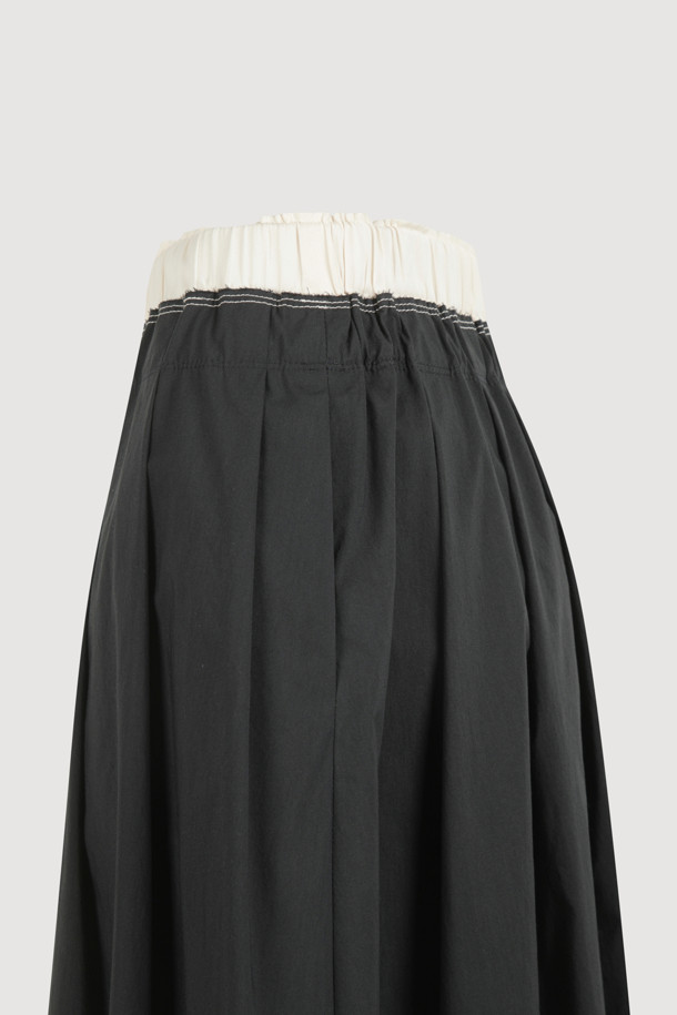 부드러운 면 소재로 제작되어 편안한 착용감을 선사하는 Pleats Banding Long Skirt (다크 네이비)입니다. 허리 밴딩과 A라인 & 플리츠 디자인으로 캐주얼하면서도 베이직한 스타일을 연출하며, 얇은 두께감으로 봄, 여름, 가을 시즌에 활용하기 좋습니다. 바이오 가공 처리와 허리 배색, 로고 테이프 디테일이 돋보이는 여유핏 롱스커트입니다.
