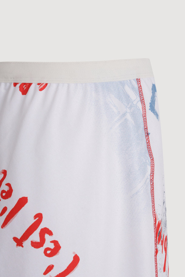 화사한 화이트 컬러의 Print Jersey Banding 미디 스커트입니다. 부드러운 저지 소재에 레터링 & 프린트 패턴으로 캐주얼하고 스포티한 무드를 연출합니다. 허리 밴딩과 얇은 두께, H라인 핏으로 편안하면서도 스타일리시하게 봄, 여름, 가을 시즌 데일리룩을 완성해보세요.
