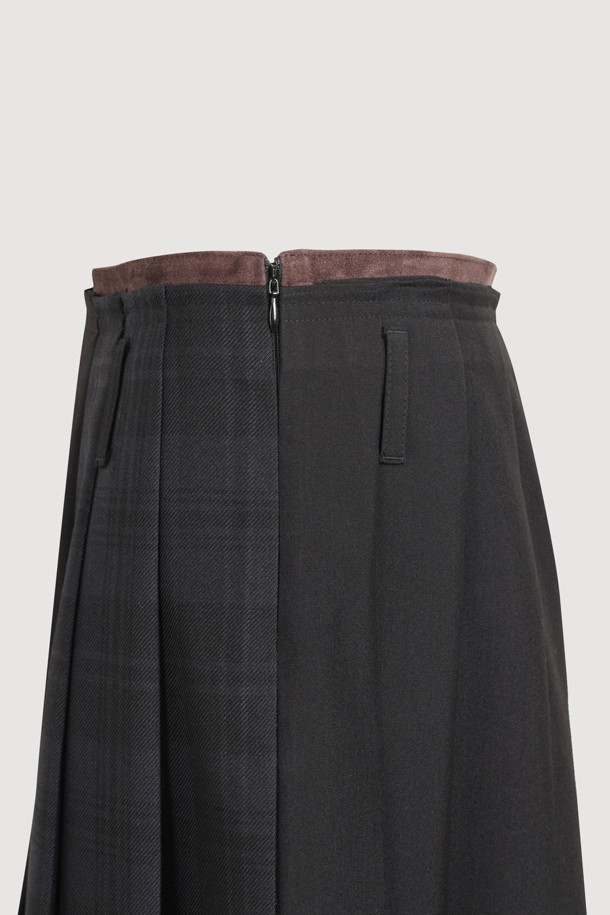 텍스쳐 블록 플리츠 미디 스커트 (블랙)는 가을, 겨울 시즌에 어울리는 여성용 미디 스커트입니다. H라인과 플리츠 디테일이 돋보이는 디자인으로, 클래식하면서도 유니크한 스타일을 연출합니다. 울 혼방 소재에 두꺼운 두께감으로 따뜻하게 착용할 수 있으며, 체크 패턴이 세련된 포인트를 더합니다. 허리 부분 브라운 스웨이드 배색과 옆 라인 지퍼, 벨트고리 디테일이 돋보이며, 로우라이즈 스타일 연출도 가능합니다. 오피스룩, 모임룩, 겨울 데일리룩 등 다양한 TPO에 활용 가능한, 미니멀하고 시크한 매력의 스커트입니다.
