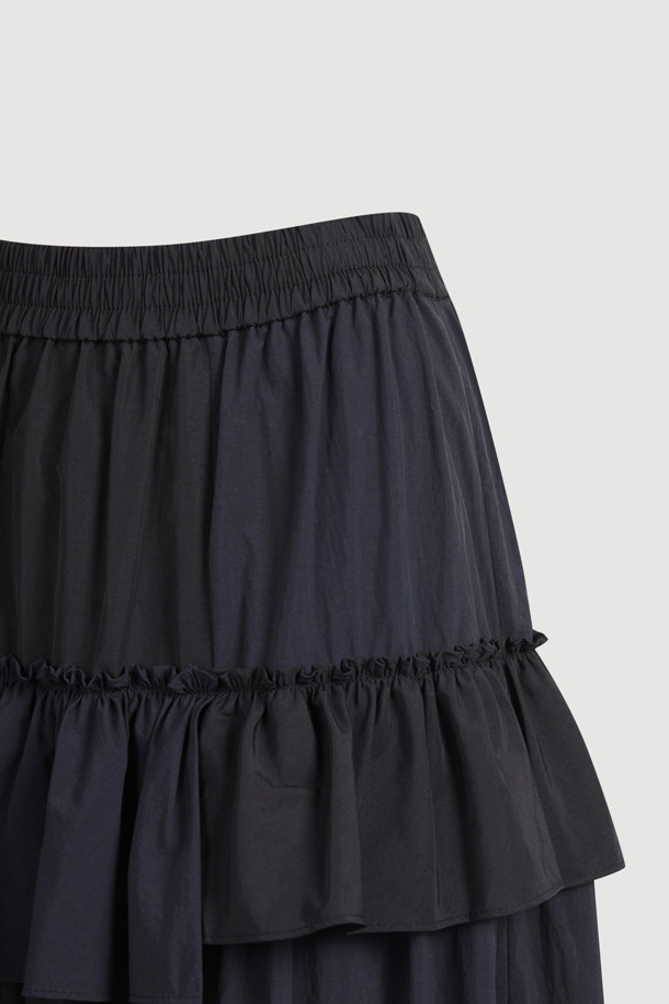 프릴 포인트 밴딩 롱 스커트 (black)는 유니크하면서도 클래식한 무드를 연출하는 여성용 스커트입니다. 얇은 두께감의 나일론 소재로 제작되어 사계절 내내 편안하게 착용 가능하며, A라인 핏으로 여성스러운 실루엣을 선사합니다. 허리 밴딩 디자인과 맥시 기장, 언밸런스 절개라인, 프릴 디테일이 어우러져 캐주얼하면서도 세련된 스타일을 완성합니다. 데이트룩, 카페룩, 여행룩 등 다양한 TPO에 활용할 수 있는 웨어러블 아이템입니다. 미니멀, 클래식, 캐주얼 스타일을 즐겨 입는 분들께 추천합니다.
