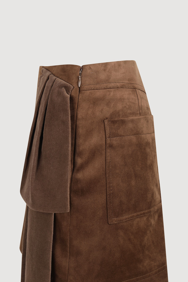 리본 포인트 스웨이드 미니 스커트 (브라운)는 가을, 겨울 시즌에 어울리는 여성용 미니스커트입니다. 부드러운 스웨이드 소재에 H라인 핏으로 클래식하고 유니크한 스타일을 연출합니다. 허리 라인의 벨벳 배색과 리본 디자인, 옆 라인 지퍼 디테일이 돋보입니다. 데이트룩, 겨울 데일리룩, 모임룩 등 다양한 TPO에 활용 가능하며, 오버사이즈 아우터와 매치하면 시크한 스타일을 완성할 수 있습니다.
