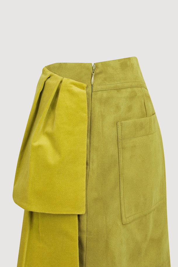 리본 포인트 스웨이드 미니 스커트 (라임)는 부드러운 스웨이드 소재로 제작되어 봄, 가을에 착용하기 좋습니다. H라인 핏과 무지 패턴으로 클래식하면서도 유니크한 스타일을 연출하며, 데일리룩과 모임룩에 모두 잘 어울립니다. 라임 컬러와 벨벳 배색 포인트가 산뜻함을 더하고, 옆 지퍼 여밈으로 편안하게 착용할 수 있습니다. 오버사이즈 아우터와 코디하여 스타일리시한 룩을 완성해 보세요.
