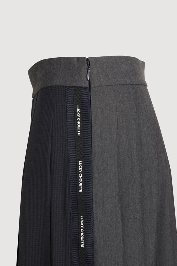 소재 믹스 플리츠 롱 스커트 (블랙)는 유니크하고 캐주얼한 스타일을 연출하는 여성용 스커트입니다. 옆 라인 지퍼와 레터링 테이프로 포인트를 더했으며, 언밸런스 기장과 세 가지 소재 믹스로 독특한 디자인을 완성했습니다. 맥시 기장의 플리츠 스커트로, 데이트룩, 쇼핑룩, 캐주얼, 미니멀, 시크 등 다양한 스타일을 소화할 수 있습니다. 사계절 내내 활용 가능한 블랙 컬러의 롱 스커트로, 매력적인 룩을 연출해 보세요.
