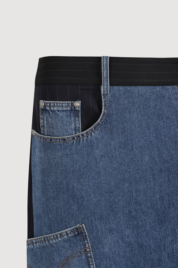 [Re-Order] 데님 스트라이프 믹스 롱 스커트 (multi color)는 여성스러운 롱 스커트로, 봄, 가을에 어울리는 아이템입니다. 유니크하면서도 클래식한 스타일을 연출하며, 데님과 울 소재의 조화가 돋보입니다. 세미 A라인 핏과 한쪽 플리츠 디테일이 세련된 실루엣을 완성하며, 앞 지퍼 여밈으로 편안하게 착용 가능합니다. 멀티 컬러 스트라이프 패턴이 돋보여 데이트룩, 모임룩, 카페룩 등 다양한 TPO에 활용하기 좋습니다. 미니멀하고 캐주얼한 스타일을 즐기는 분들께 추천합니다.
