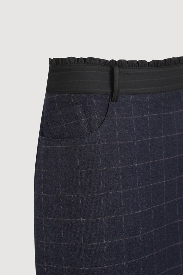 체크 스트라이프 믹스 H라인 롱 스커트 (네이비)는 클래식한 무드의 여성 롱스커트입니다. 데이트룩, 모임룩에 어울리는 디자인으로, 봄, 가을에 착용하기 좋습니다. H라인 핏에 체크와 스트라이프 패턴이 믹스되어 세련된 느낌을 줍니다. 허리 프릴 디테일과 옆 지퍼, 밑단 트임으로 활동성을 더했습니다. 블랙, 네이비, 화이트 등 다양한 색상의 상의와 매치하여 미니멀, 캐주얼 스타일을 연출해보세요.
