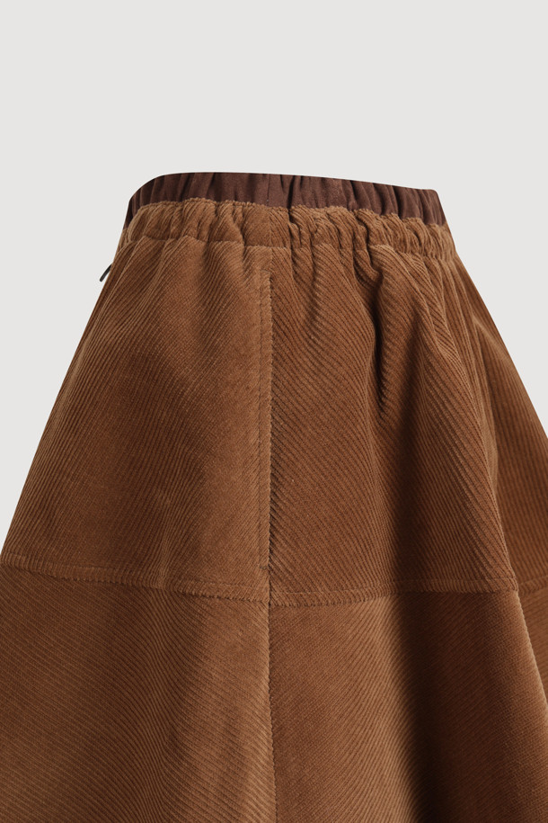 코듀로이 밴딩 미니 스커트(브라운)는 캐주얼, 클래식, 미니멀 스타일을 사랑하는 여성분들을 위한 아이템입니다. 가을, 겨울 시즌에 어울리는 A라인 핏의 미니스커트로, 허리 밴딩과 허리 스웨이드 배색 디테일이 특징입니다. 부드러운 코듀로이와 스웨이드 소재가 따뜻하고 포근한 느낌을 선사하며, 루즈핏 디자인으로 편안한 착용감을 제공합니다. 데이트룩이나 모임룩으로 여성스러우면서도 스타일리시하게 연출해보세요. 볼륨감 있는 실루엣으로 다리가 더욱 길어 보이는 효과를 줍니다.

