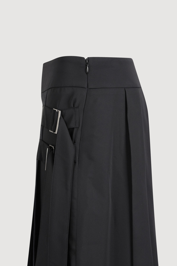 다채로운 매력의 멀티 컬러가 돋보이는 Material Mix 플리츠 롱 스커트입니다. 세 가지 소재를 믹스하여 독특한 질감과 스타일을 연출하며, 옆 라인 지퍼와 옆 밑단 슬릿 디테일로 편안함과 세련미를 더했습니다. 전체 플리츠 디자인과 스트라이프 & 솔리드 패턴의 조화는 클래식하면서도 스타일리시한 무드를 선사합니다. 데이트룩, 모임룩, 출근룩 등 다양한 TPO에 미니멀하고 시크한 스타일을 완성해보세요. 봄, 가을 시즌에 어울리는 롱 스커트로 당신의 패션 감각을 한층 끌어올려 보세요.
