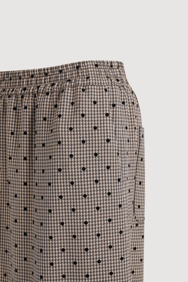 프릴 포인트 체크 밴딩 롱 스커트 (베이지)는 여성스러운 매력을 극대화하는 롱 스커트입니다. 베이지 색상에 체크와 도트 패턴이 은은하게 조화되어 페미닌한 무드를 연출합니다. 허리 밴딩 디자인으로 편안한 착용감을 선사하며, H라인 핏과 루즈핏의 조화로 자연스러운 실루엣을 만들어줍니다. 프릴 디테일, 뒤 트임, 뒤 포켓, 레터링 자수 디테일이 돋보이며, 데이트룩, 모임룩 등 다양한 TPO에 활용 가능합니다. 클래식, 미니멀, 로맨틱 스타일을 즐겨 입는 분들께 추천합니다.
