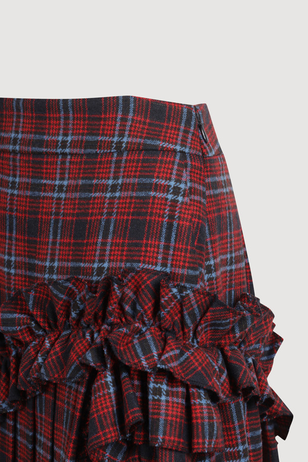 클래식한 매력의 Check Wrinkle 미디 스커트(레드)를 소개합니다. 울 소재로 제작되어 가을, 겨울 시즌에 따뜻하게 착용할 수 있으며, A라인 핏과 플리츠, 셔링 및 주름 디테일이 여성스러운 실루엣을 연출합니다. 체크 패턴과 두께감 있는 소재는 클래식하면서도 세련된 스타일을 완성하며, 미디 기장으로 다양한 TPO에 활용 가능합니다. 오피스룩, 모임룩, 데이트룩 등 격식 있는 자리에도 잘 어울리는 아이템입니다. 옆 지퍼 디테일로 편안한 착용감을 선사합니다.
